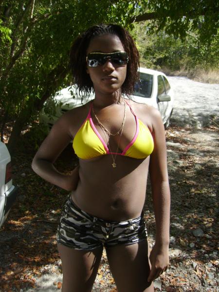Sexy-jOjO en mode playa, elle merite bien des coms!!